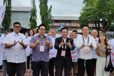 Cheok Lung (dua dari kanan) dan Cheok Keng (tengah) ketika penamaan calon pada Sabtu.