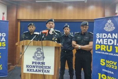 Muhamad Zaki ketika sidang akhbar sempena penamaan calon bagi PRU15 di IPK Kelantan, Kota Bharu pada Sabtu.
