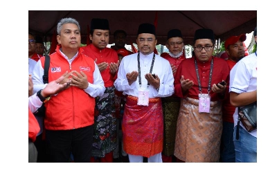 Calon Amanah bagi Parlimen Shah Alam, Azli Yusoff turut mengaminkan doa yang dibacakan ketika sesi penamaan calon Parlimen Shah Alam pada Sabtu.