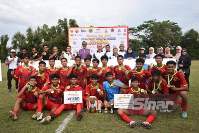Barisan pemain dan pegawai SMK Shah Alam bersama pihak penganjur Piala Datuk Mokhtar Dahari B-18 bergambar di Stadium Mini SMK USJ 23, Subang Jaya pada Sabtu. FOTO: RAFEQ REDZUAN/ SINAR HARIAN]