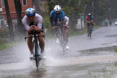 Peserta Ironman Malaysia terpaksa mengharungi cabaran getir ketika disiplin berbasikal apabila banyak laluan dinaiki air berikutan hujan lebat. - Foto Bernama