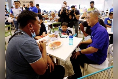 Tengku Datuk Seri Zafrul Tengku Abdul Aziz (kanan) beramah mesra bersama pengunjung di pusat beli belah pada Sabtu. - Foto Bernama