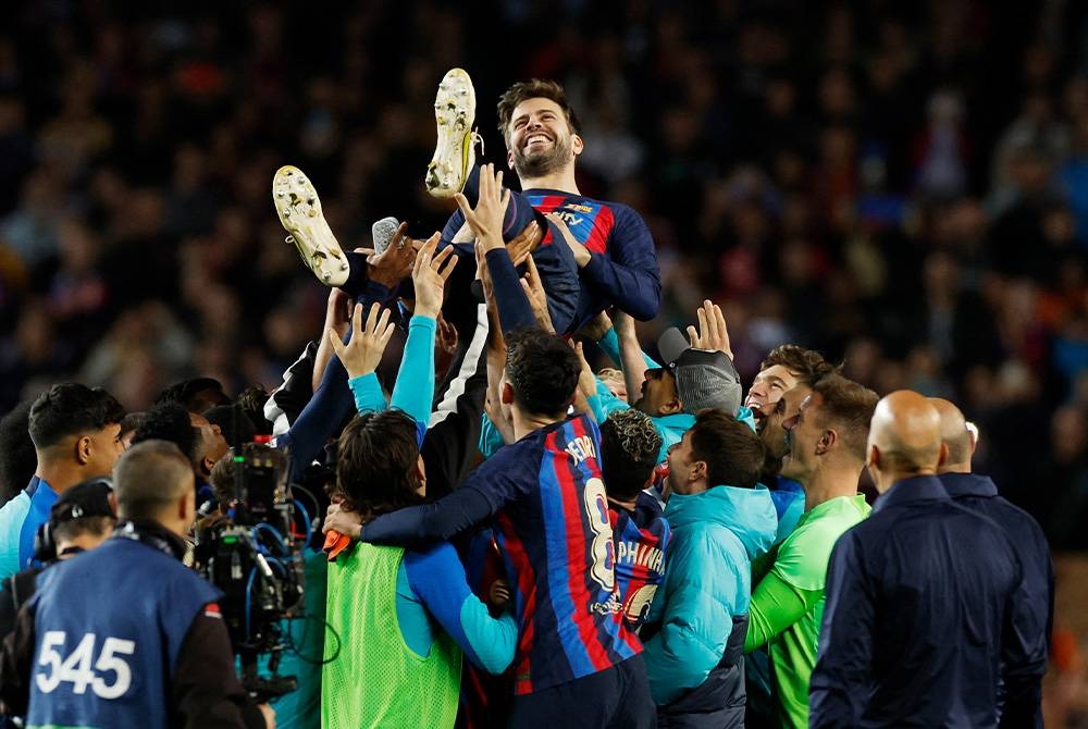 Pique dijulang oleh rakan sepasukan selepas aksi La Liga Barcelona menentang Almeria di Camp Nou pada Ahad.- Foto Agensi