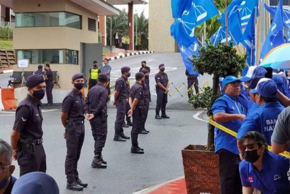 Anggota polis Johor melakukan kawalan semasa hari penamaan calon di bandar Kluang, Kluang, pada Sabtu
