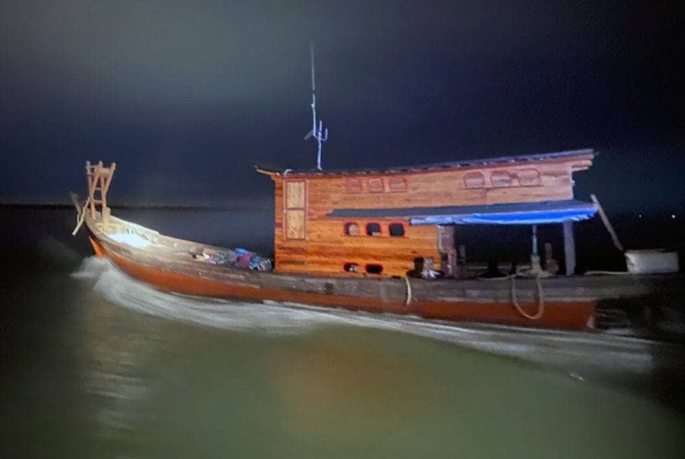 Sebuah bot membawa 14 PATI termasuk tekong di perairan Kuala Selangor ditahan Maritim Selangor pada 5 November lalu.