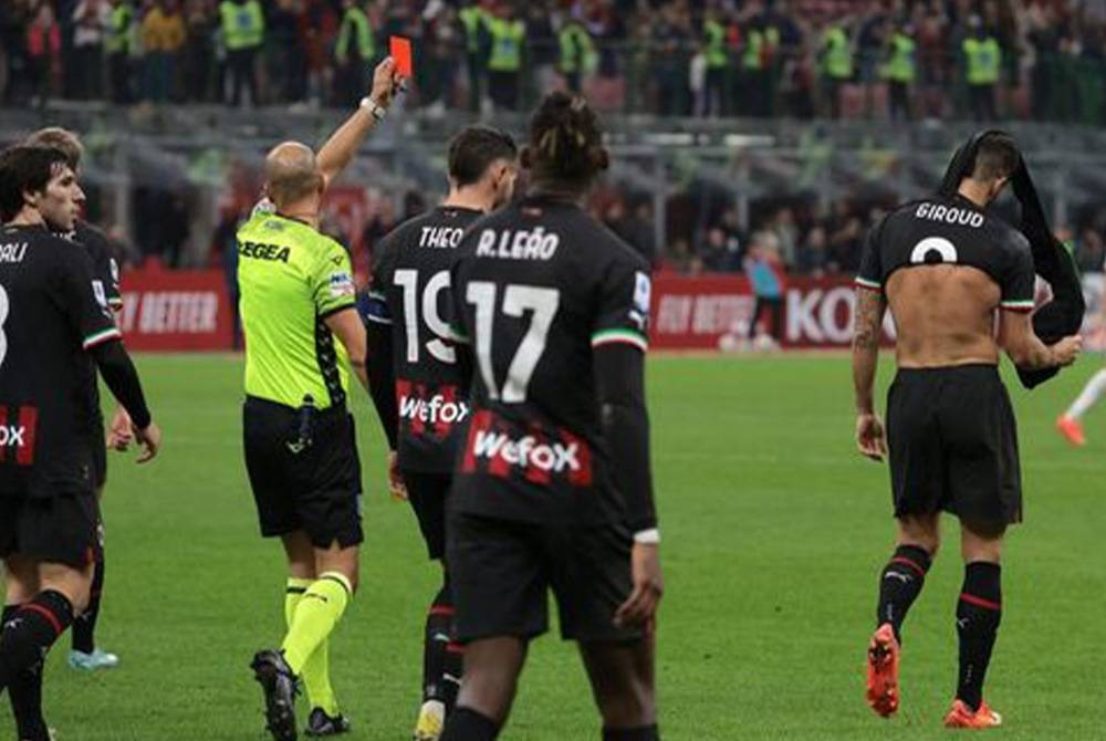 Giroud (kanan) dilayangkan kad merah setelah menerima dua kad kuning. -Foto: Agensi.