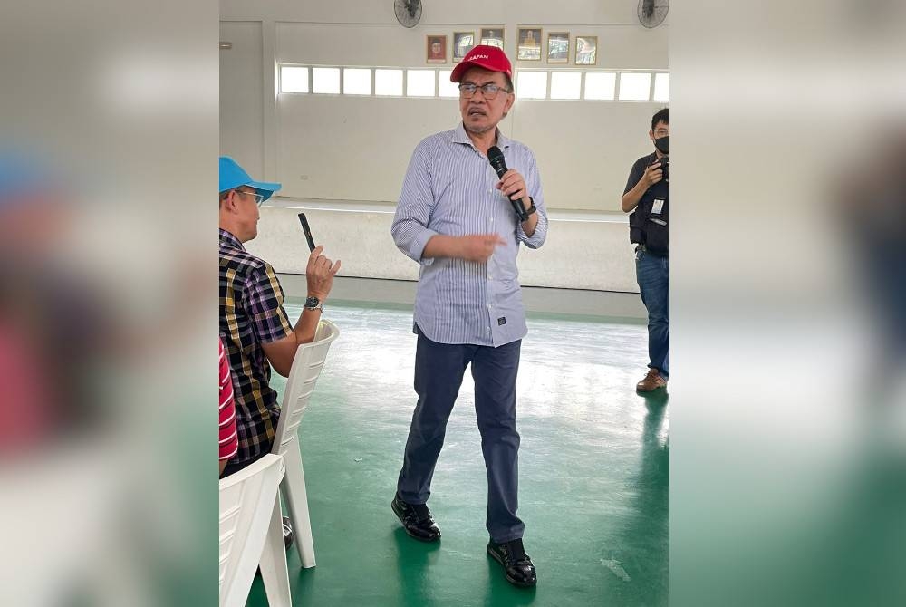 Anwar menyampaikan ucapan ketika Program Ramah Mesra Bersama Datuk Seri Anwar Ibrahim di Dewan MPKK Bukit Belah, Sungai Batu pada Ahad.