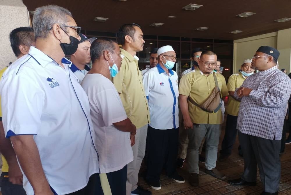 Khairuddin (kanan) mendengar permasalahan daripada pemandu teksi LTSM di Kuala Nerus pada Ahad.