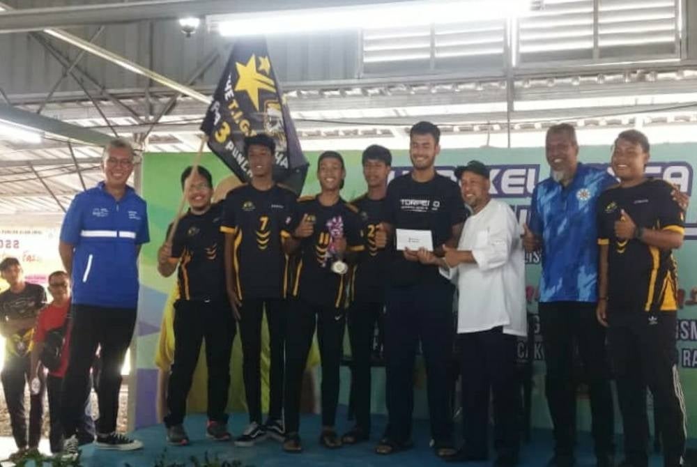 Tengku Zafrul (kiri) bergambar bersama pemenang ketika program Hari Keluarga Bandar Puncak Alam di Bandar Puncak Alam pada Ahad.
