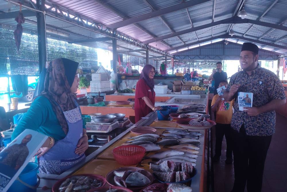 Ulya Aqamah beramah mesra dengan peniaga ketika Walkabout di Pasar Nelayan Tandop Kubang Rotan pada Ahad.