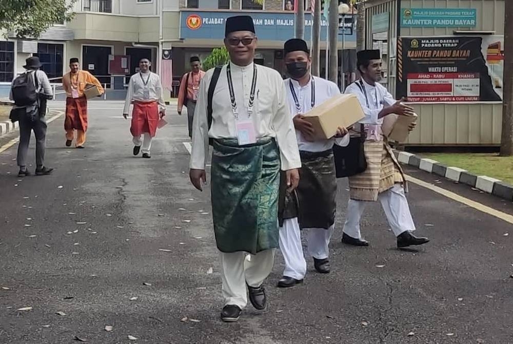 Razali Lebai Salleh selepas selesai proses penamaan calon di Pejabat Daerah Padang Terap pada Sabtu.