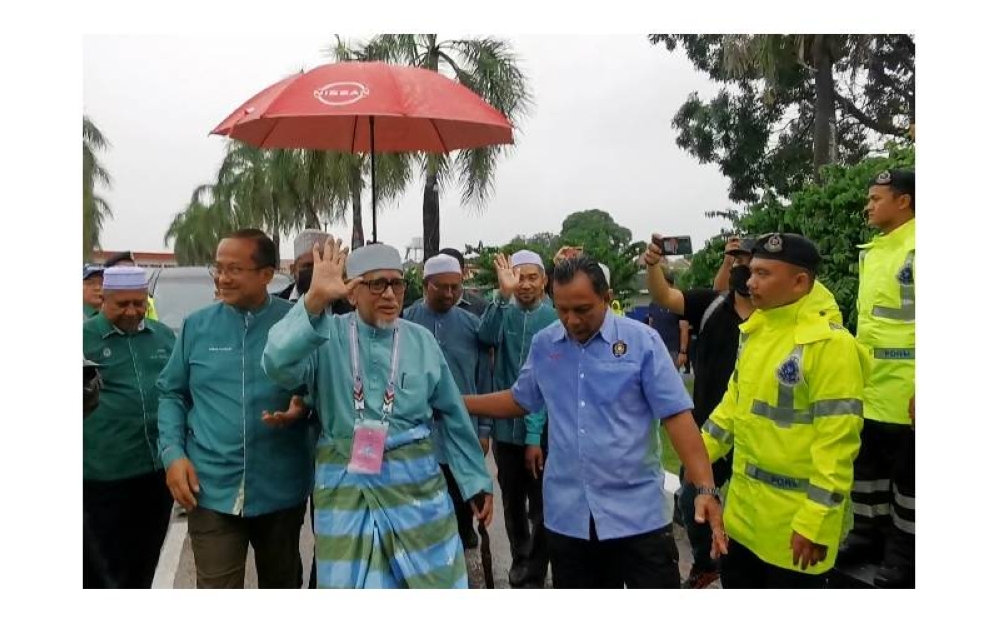 Abdul Hadi tiba di pekarangan Pusat Penamaan Calon di Pejabat Daerah dan Tanah Marang kira-kira jam 8.48 pagi.
