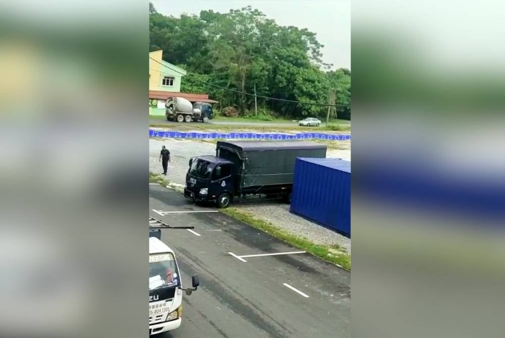 Tangkap layar video yang tular di media sosial mendakwa khemah polis diguna dalam aktiviti politik.