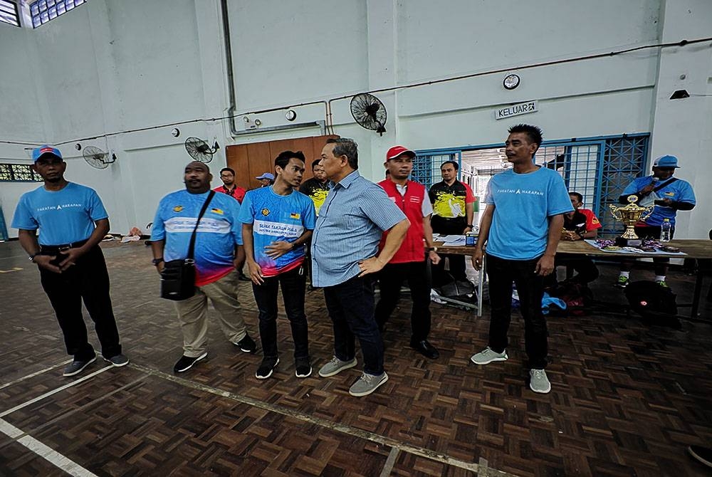 Aminuddin (empat dari kiri) pada Pertandingan Sepak Takraw anjuran Angkatan Muda Keadilan Port Dickson di Kompleks Belia Teluk Kemang.