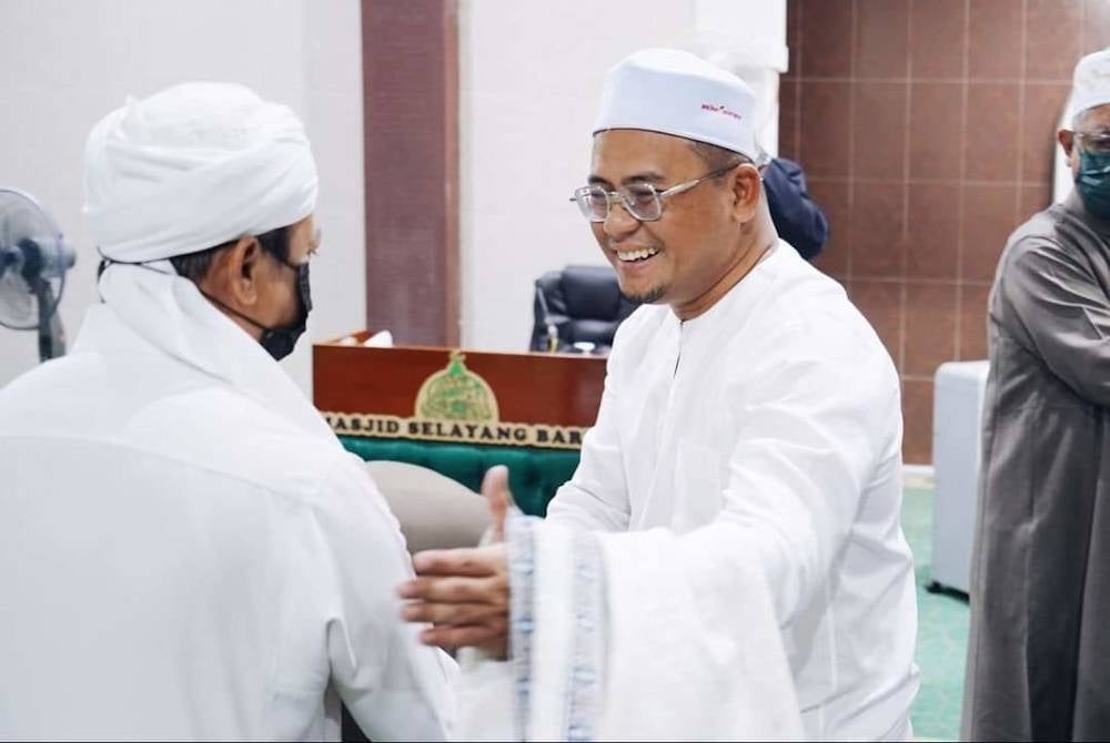 Amirudin (kanan) menunaikan solat Subuh di Masjid Selayang Baru. - Foto FB Amirudin Shari.