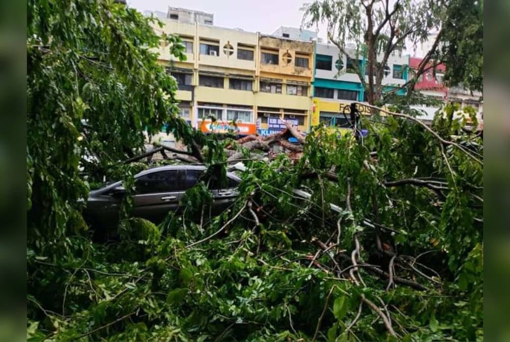Antara kenderaan yang terlibat dalam kejadian di hadapan Maybank Jalan Mahkota, Cheras di sini pada Ahad.