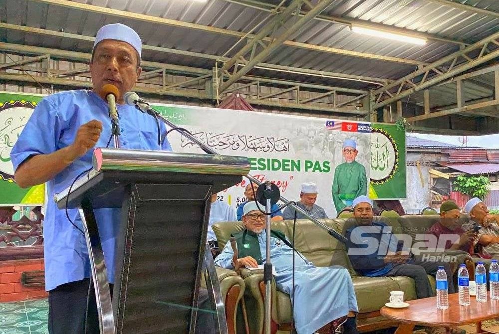 Klir semasa menyampaikan ucapan pada program turun padang Presiden Pas, Tan Sri Abdul Hadi Awang di Pasar Peringat, Kota Bharu pada Ahad.