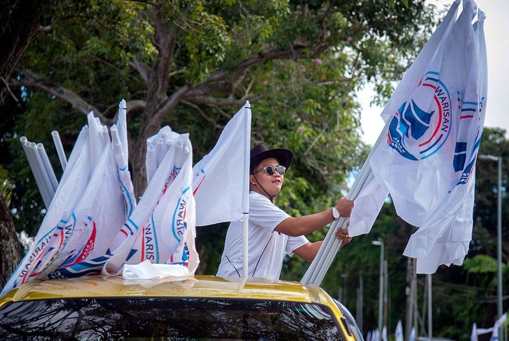 Para petugas serta penyokong Parti Warisan sibuk memasang bendera bagi calon Warisan Parlimen P.166 Labuan Datuk Rozman Isli sempena Pilihan Raya Umum Ke-15 (PRU-15) ketika tinjauan di sekitar Jalan Tenaga, pusat bandar Labuan, hari ini.
Rozman merupakan penyandang kerusi Parlimen dua penggal sejak tahun 2013 berdepan saingan enam penjuru.