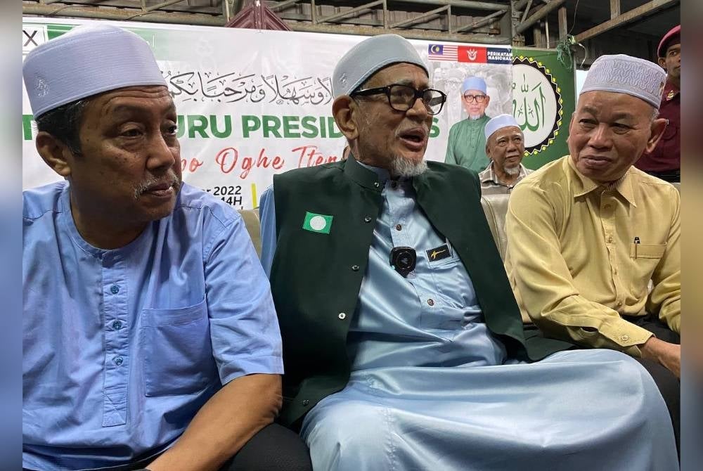 Abdul Hadi (tengah) semasa sidang akhbar pada program turun padang di Pasar Peringat, Kota Bharu pada Ahad.