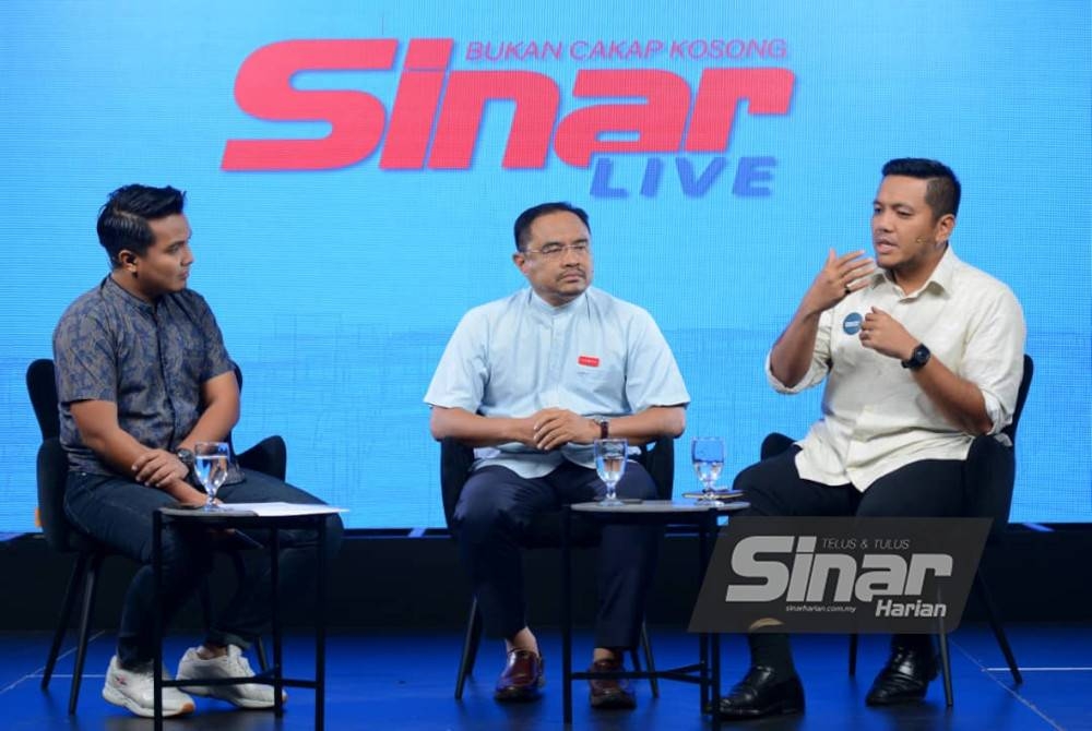 Hazwan (kiri), Azli (tengah) dan Afif ketika program Sinar Live bertajuk "YB boleh go ke? pada Ahad.