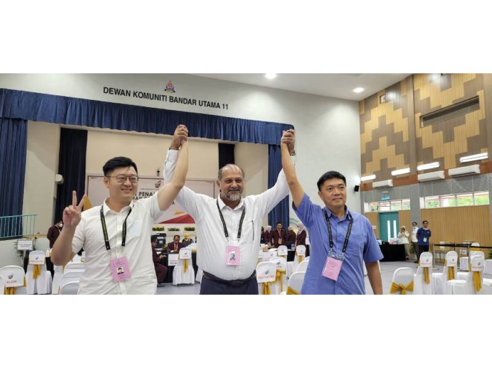 Si Ching (kiri) bersama dua calon Parlimen Damansara iaitu Gobind dan Gim Tuan.