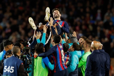 Pique dijulang oleh rakan sepasukan selepas aksi La Liga Barcelona menentang Almeria di Camp Nou pada Ahad.- Foto Agensi