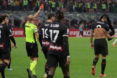 Giroud (kanan) dilayangkan kad merah setelah menerima dua kad kuning. -Foto: Agensi.