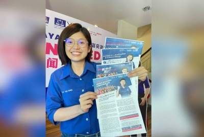 Yee Fung menunjukkan Surat Terbuka Yee Fung kepada Rakyat yang diterbitkan dalam empat bahasa iaitu Cina, Melayu, Inggeris dan Tamil.