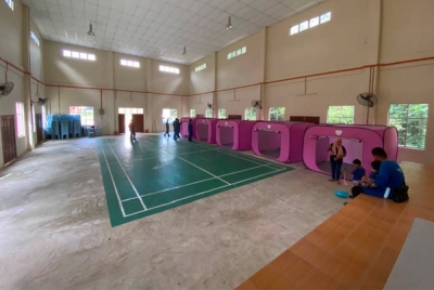 Suasana di Dewan Komuniti Tasek yang dibuka pada Ahad bagi menempatkan mangsa banjir kilat bagi daerah Segamat.