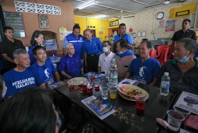 Ismail Sabri beramah mesra bersama masyarakat setempat ketika hadir pada program Kenduri Rakyat bersama komuniti Bandar Kemayan di sini hari ini. Foto Bernama