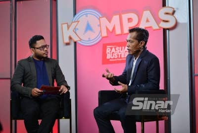 Mohd Ramalan (kanan) dan Sam ketika rancangan Kompas Rasuah Busters Edisi Khas PRU-15 bertajuk Mampukah PRU15 Ubah Malaysia? pada Ahad.