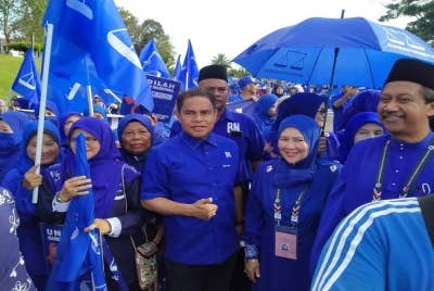 Mohd Tajudin (tiga dari kanan) menggerakkan jentera dan memberikan sokongan padu kepada calon BN, Maizatulakmam (dua dari kanan).
