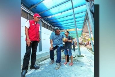 Aminuddin beramah mesra dengan seorang kanak-kanak berusia enam tahun yang teruja berjumpa dengannya.