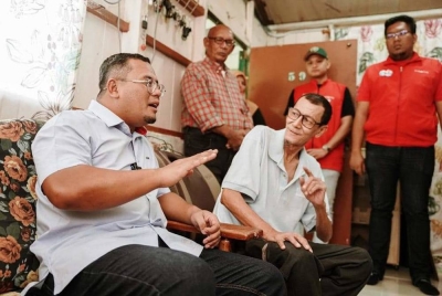 Amirudin (kiri) bertemu pengundi Gombak. - Foto FB Amirudin Shari.