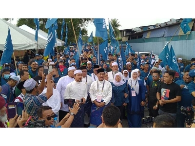  Ahmad Faizal (lima dari kanan) turut berselawat bersama-sama penyokong sebelum masuk ke Pusat Penamaan Calon di Institut Latihan Perindustrian Ipoh, pada Sabtu.