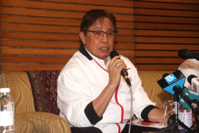 Abang Johari ketika sidang akhbar Majlis Pelancaran Manifesto GPS bagi PRU15 di Pusat Konvensyen Borneo Kuching pada Ahad.