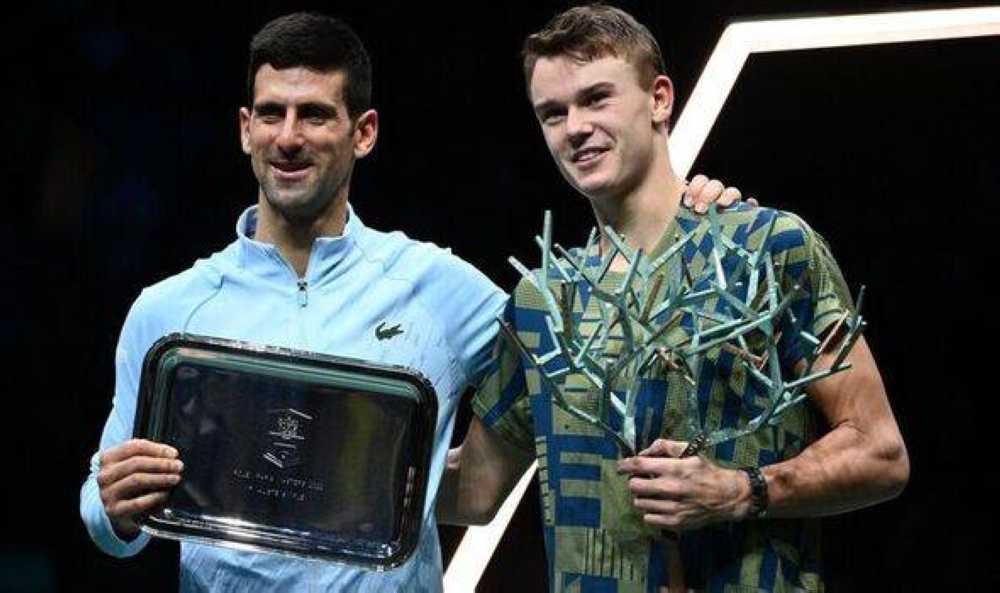 Rune (kanan) lakar kejutan kalahkan Djokovic untuk rangkul gelaran Masters. - Foto Agensi