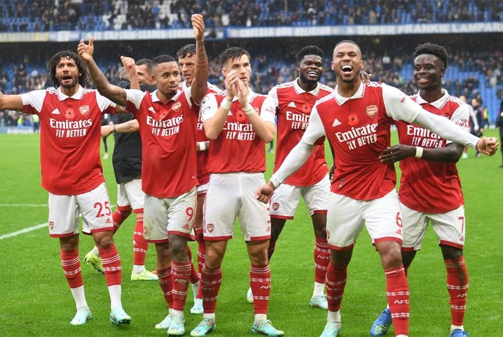 Gabriel meraikan tiga mata Arsenal bersama pemain lain ketika kunjungan ke Stamford Bridge. Foto Agensi