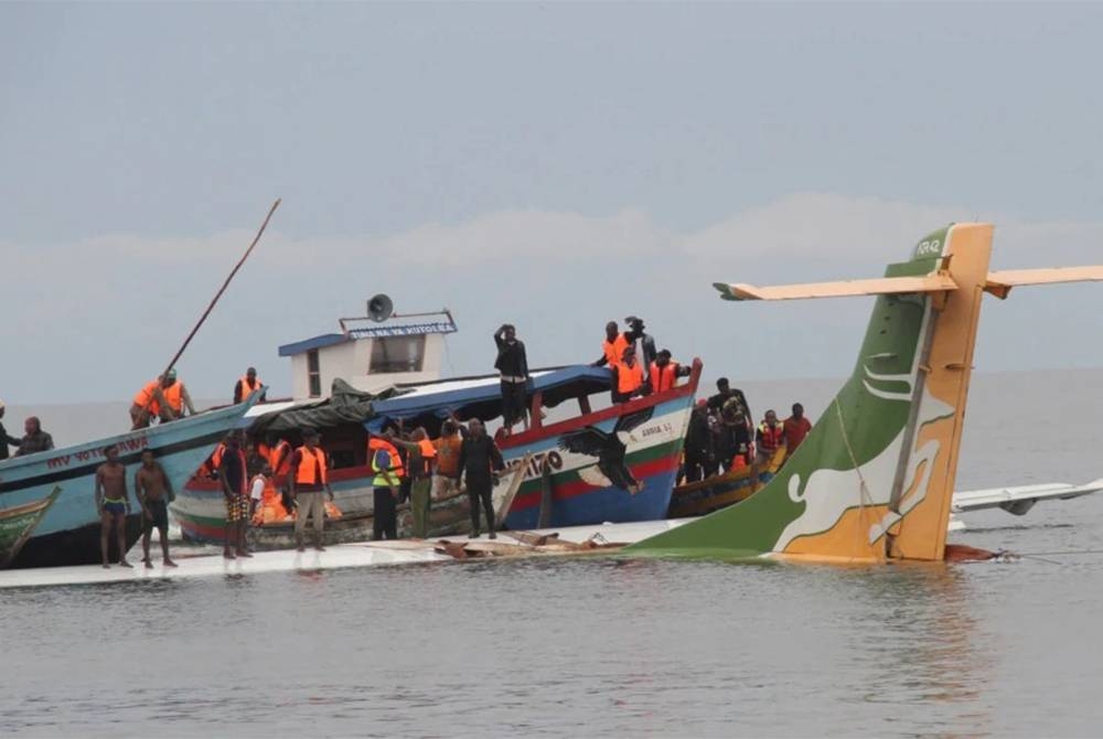 Seramai 19 maut apabila sebuah pesawat terhempas ke dalam Tasik Victoria di Bukoba pada Ahad. - Foto AFP