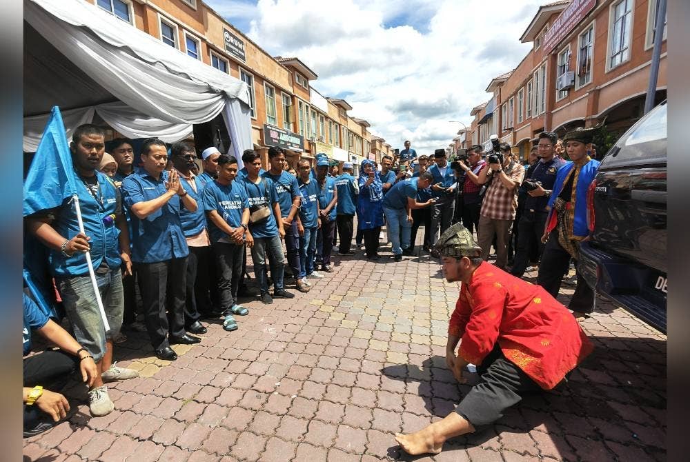 Mohd Nazree(dua dari kiri) memberi hormat kepada pesilat yang membuat persembahan