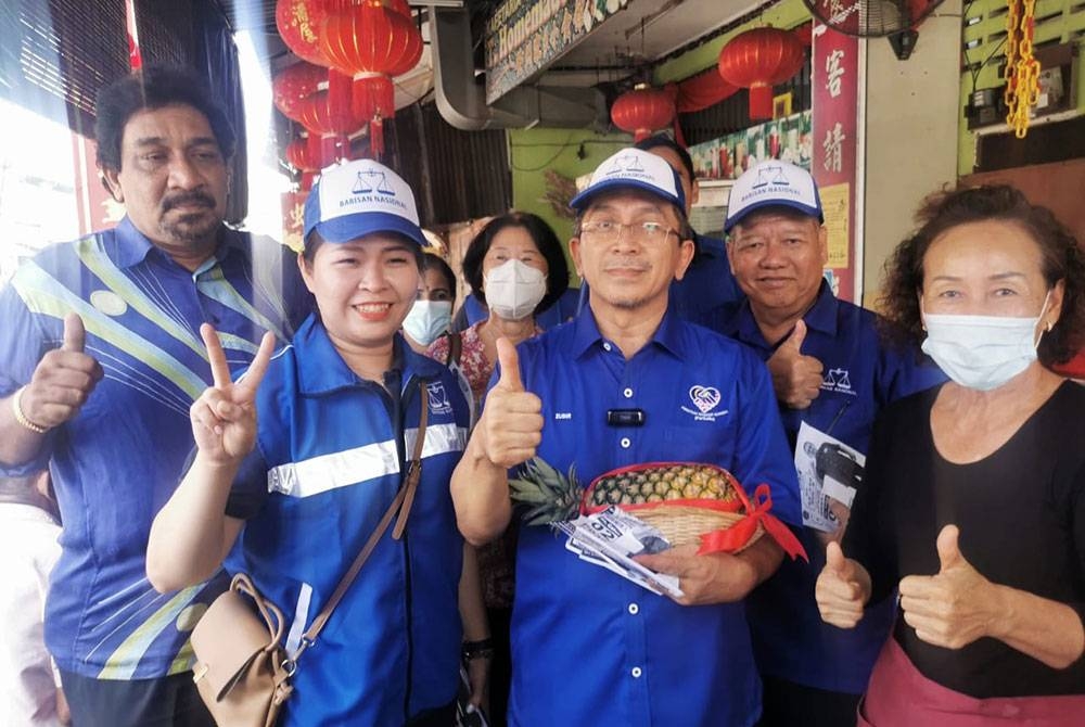 Mohd Zubir (tiga dari kanan) bersama masyarakat di Kampung Cina sempena hari kedua kempen di Kuala Terengganu, pada Isnin.