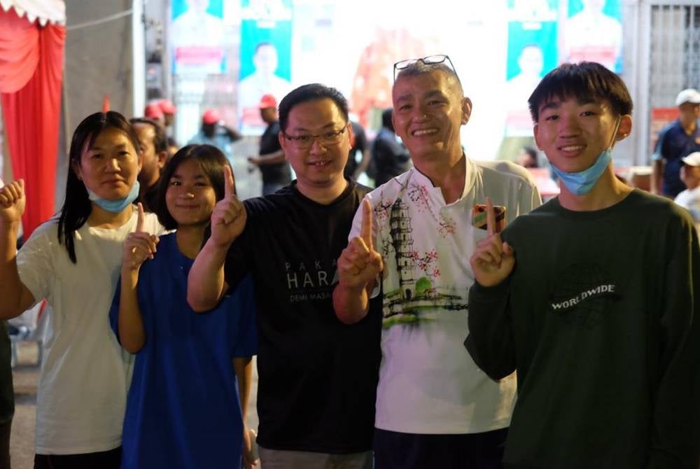 Jimmy Puah (tengah) bersama bersama orang ramai pada Ceramah Megah Johor di Taman Gaya, Johor Bahru pada malam Ahad.
