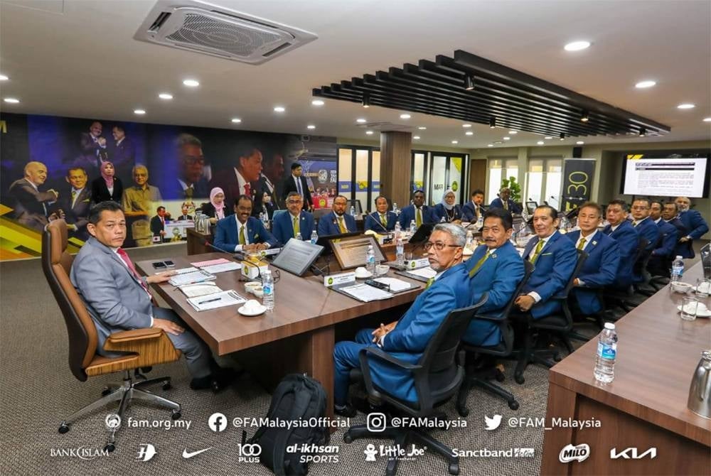 Hamidin (kiri) mempengerusikan mesyuarat Jawatankuasa Eksekutif FAM kali keenam bagi penggal 2021-2025. - Foto FAM