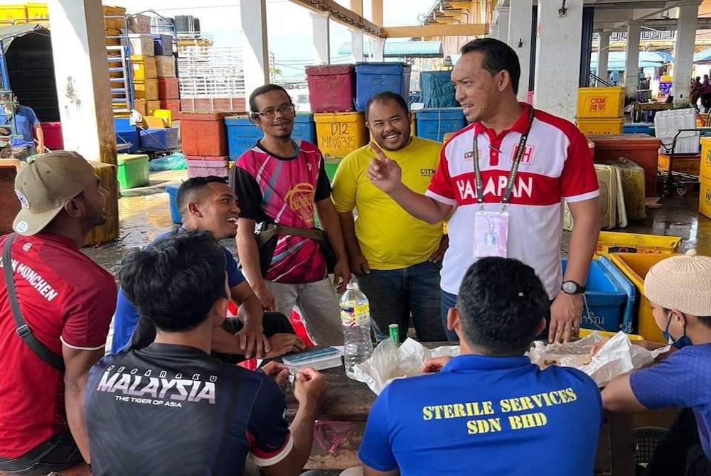 Nor Azam beramah-mesra dengan peniaga dan pengunjung di Pasar Nelayan Lembaga Kemajuan Ikan Malaysia (LKIM) Kuala Perlis, di sini pada Isnin.