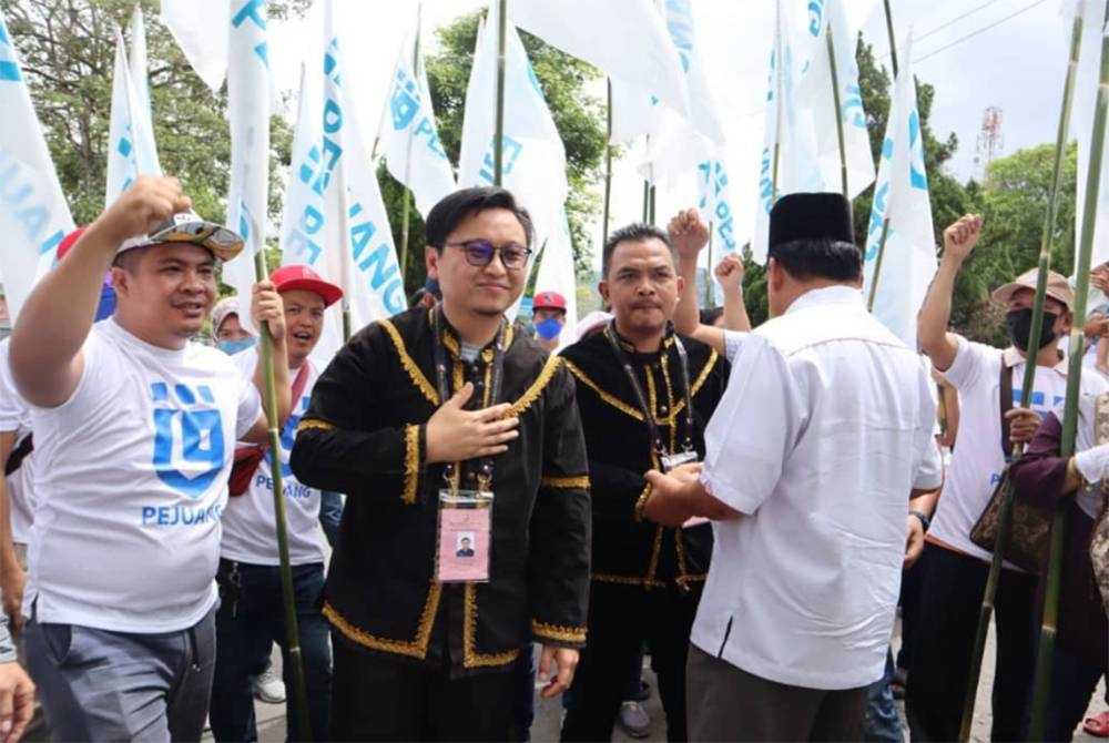 Azizul (dua dari kiri) ketika hari penamaan calon bagi Parlimen Ranau.