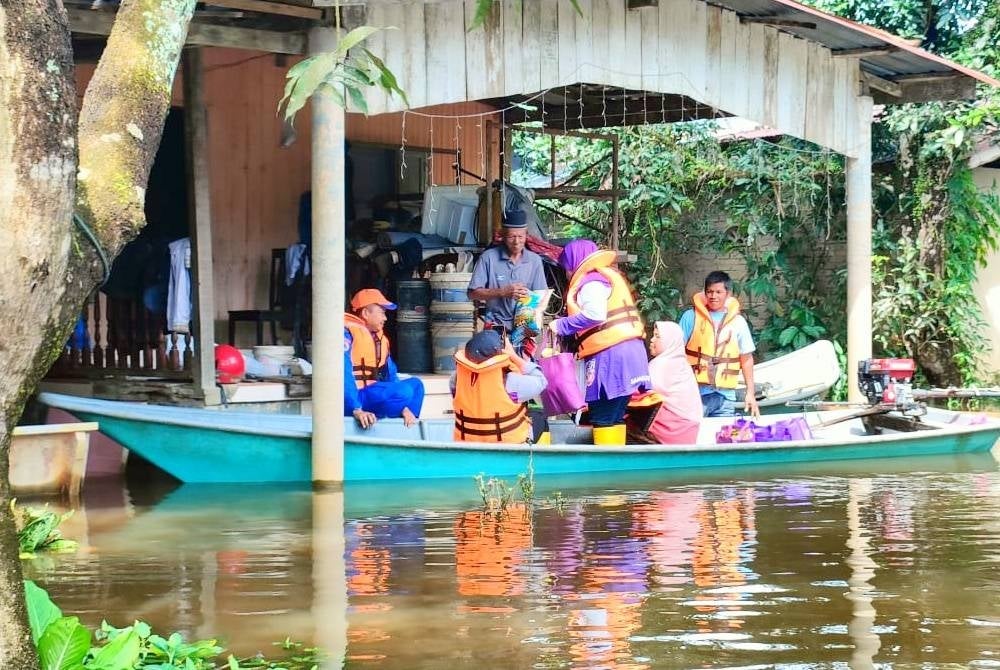 Mangsa banjir dipindahkan ke PPS SK Tok Deh susulan air Sungai Golok melimpah. - Foto ihsan APM