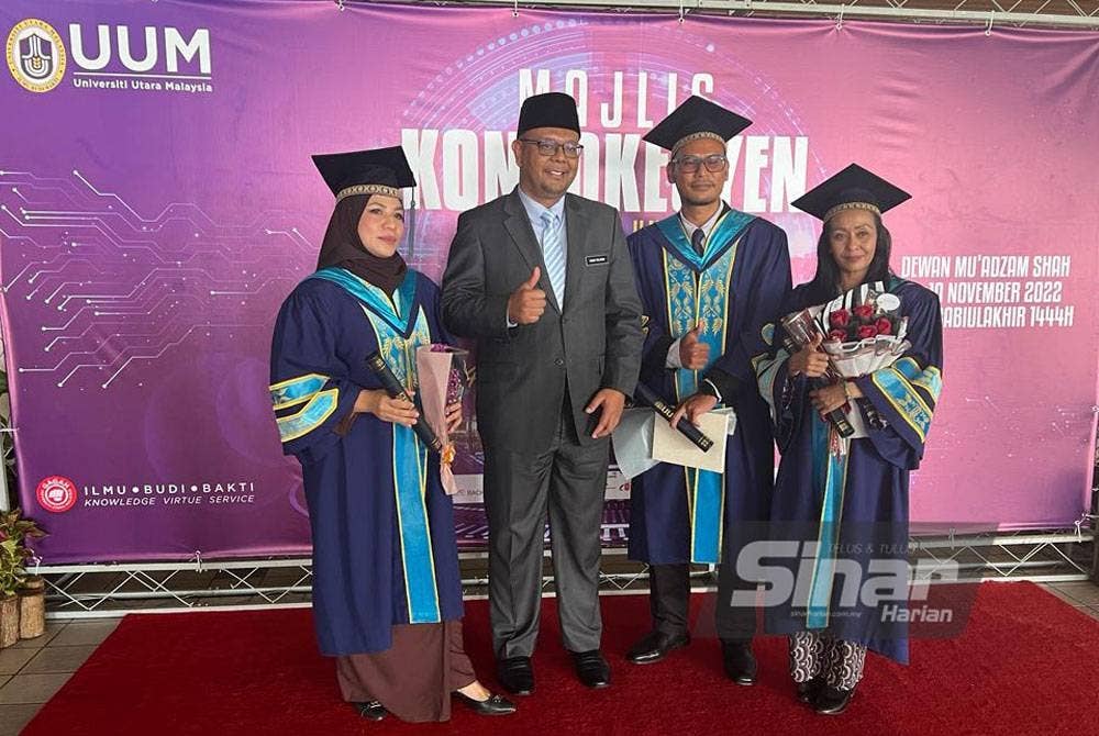 Dari kiri Asmaliza, Haim Hilman, Badruldin dan Noor Liza selepas Majlis Konvokesyen ke-34 Universiti Utara Malaysia (UUM) di Sintok pada Isnin.