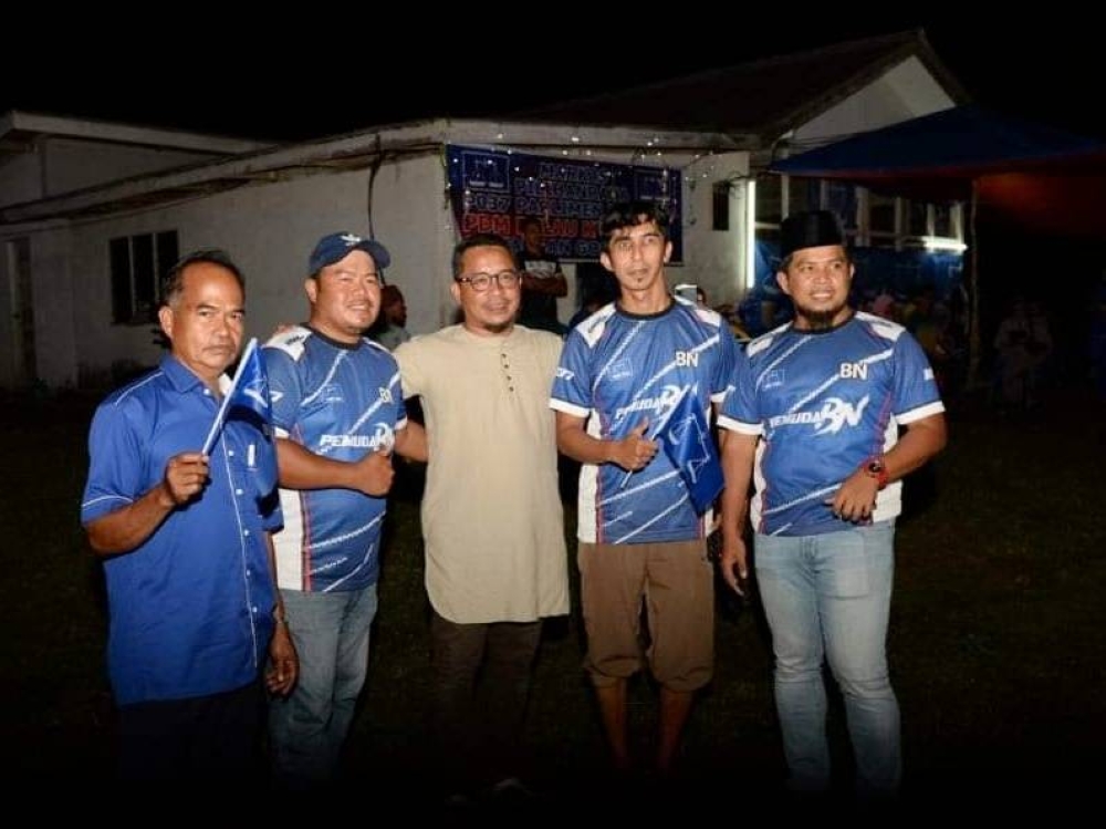 Jasmira (tengah) ketika hadir sempena pembukaan Pusat Daerah Mengundi (PDM) Pulau Kerengga dan PDM Tebakang di Marang, pada Ahad.