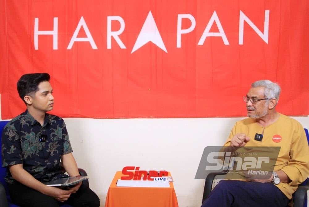 Khalid (kanan) ketika Program Sinar Live bertajuk Kenapa YB lompat kawasan?.