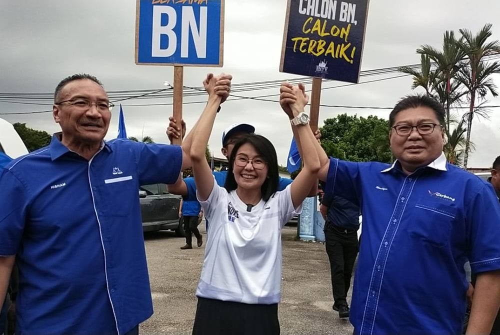 Hishammuddin bersama Siaw Ting pada Program Jelajah Undi BN Johor di Felda Ulu Tebrau, Johor Bahru, pada Isnin.